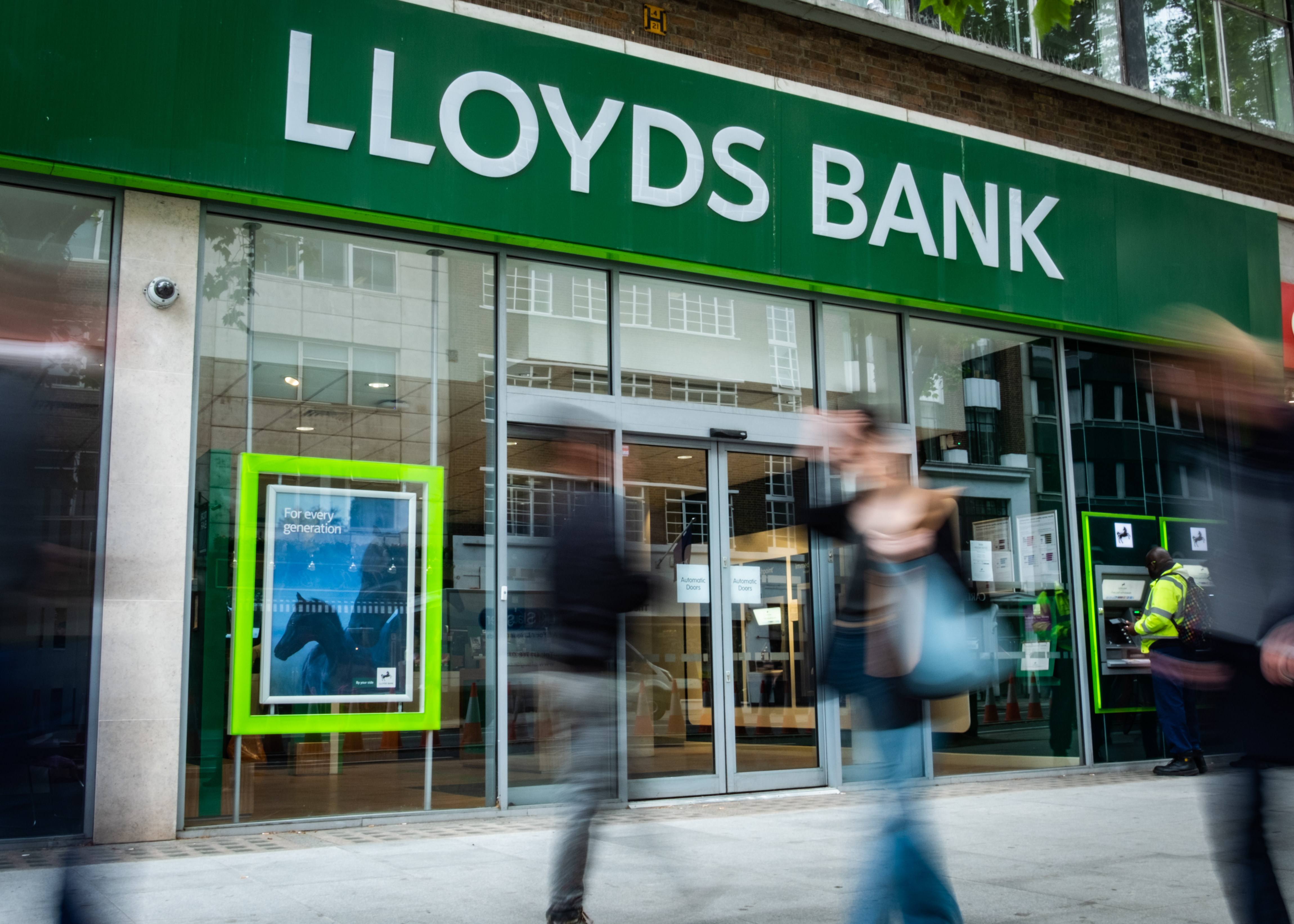 Lloyds Bank joins current account switching war - Vimarsana News